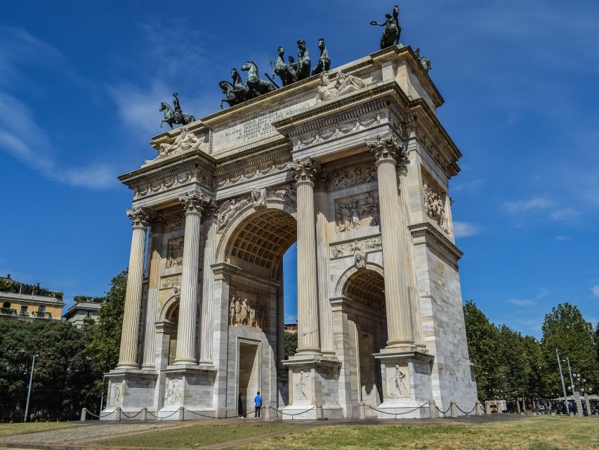 2-Hour Milan by Night Walking Tour - Starting under Leonardo da Vinci in Piazza della Scala