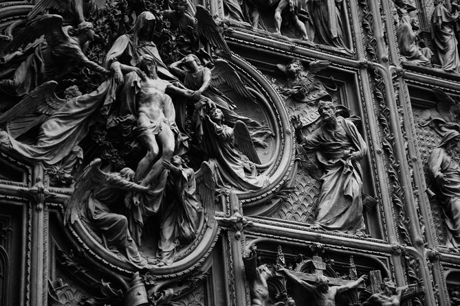 2-hours Duomo of Milan guided experience with entrance tickets - The cathedral interior: scale, art, and a cooler pause