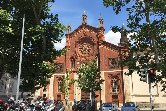 Brera district & Pinacoteca 2-hours guided experience with entrance tickets included - Why a small group makes a difference