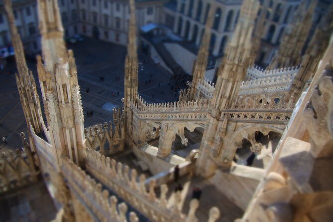 Cathedral & Skyline: Duomo di Milano Tour with Rooftop Access - Finding the meeting point at Piazza del Duomo
