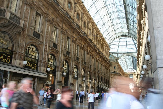 Milan, a city of art an history. Classic tour of Milan - Galleria Vittorio Emanuele II: 30 minutes under the glass roof