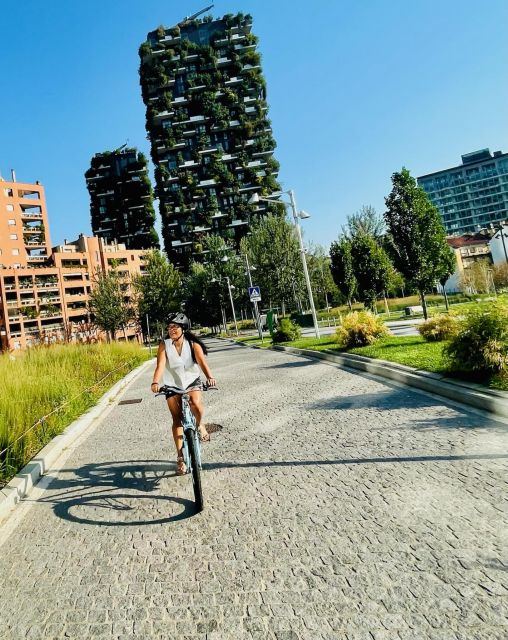 Milan: Bike tour of the city - Piazza della Scala and Sforza Castle
