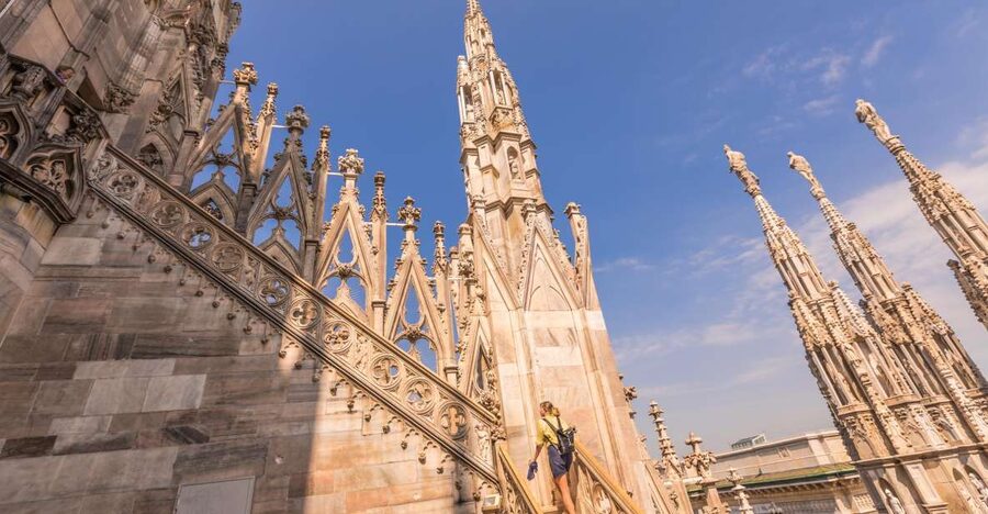 Milan Duomo and Rooftop 2-Hour Guided Tour - Finding Mondadori Duomo in Piazza del Duomo