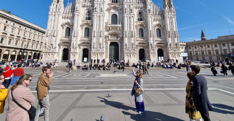 Milan: Duomo Rooftop and Cathedral Guided Tour with Tickets - The meeting point in Piazza del Duomo