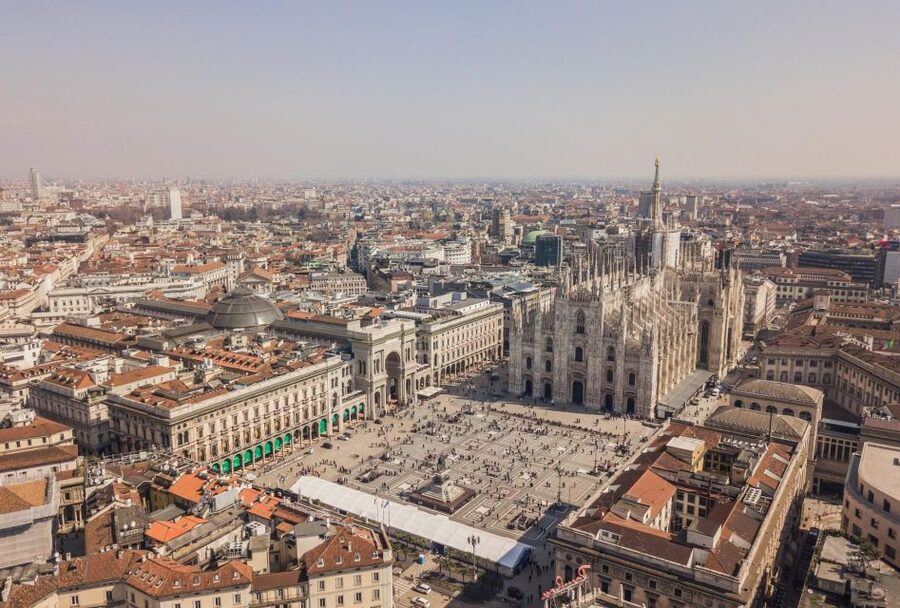 Milan: Express Walk with a Local in 90 minutes - Small groups, private options, and the pace