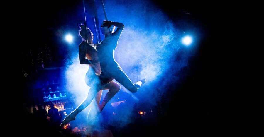 Milan: Maison Milano Dinner and Show - Acrobatics, fire, music, and dancing