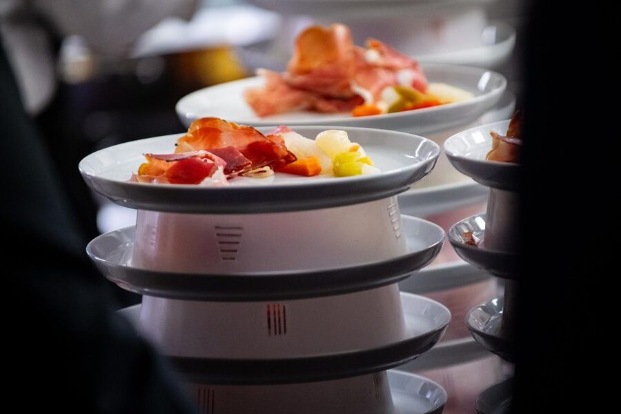 Milan: Maison Milano Dinner and Show - A lively room, not a quiet Milanese supper