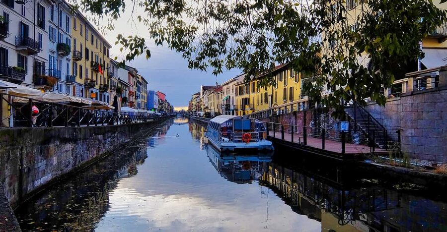 Milan: Navigli District Guided Canal Cruise - Meeting at Libraccio and getting ready to board