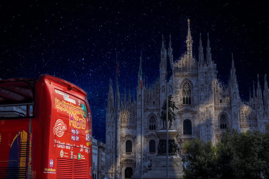 Milan: Night Tour by Bus - La Scala and Brera from a moving seat