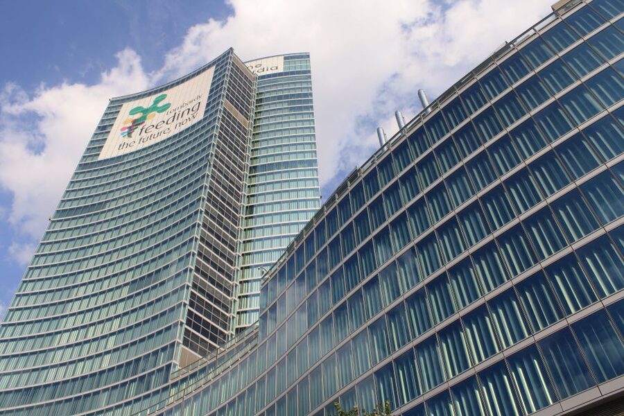 Milan: Piazza Gae Aulenti and Pelli Tower Walking Tour - Bosco Verticale from street level