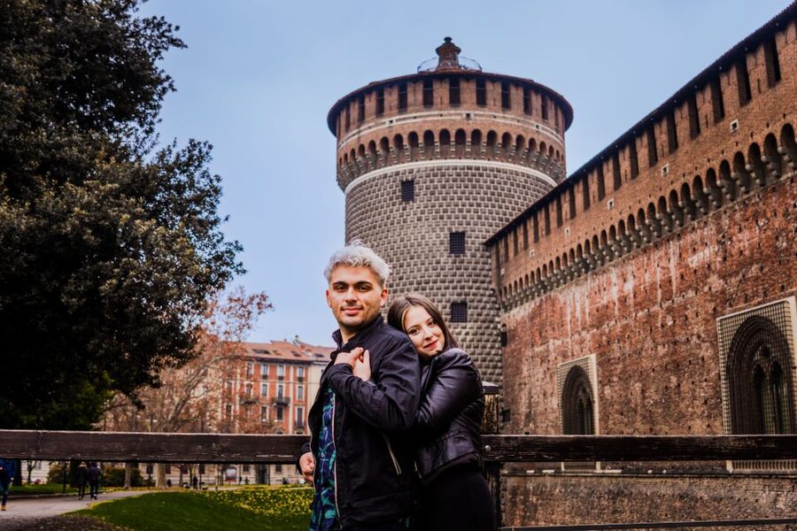 Milan: Professional Photoshoot Outside Sforza Castle - The photo stop around Castle Park