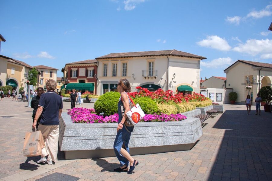 Milan: Serravalle Designer Outlet Roundtrip Bus Transfer - Is $28 Good Value?