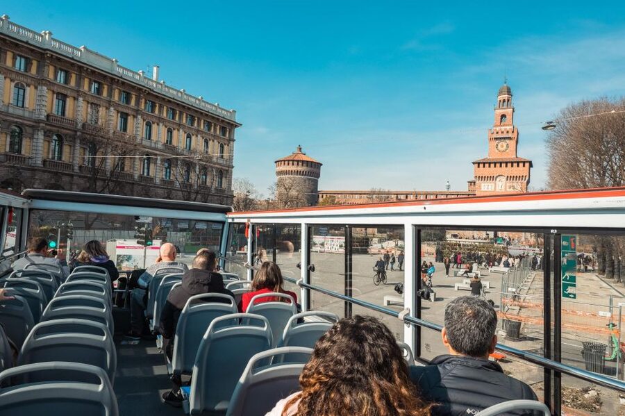 Milan: Skip-the-Line Duomo Guided Tour & Hop-on Hop-off Bus - Inside the cathedral for one focused hour