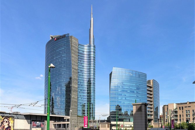 Milan Skyscrapers Guided Tour: Porta Nuova, Unicredit tower & Vertical Forest - Gae Aulenti Square and Unicredit Tower