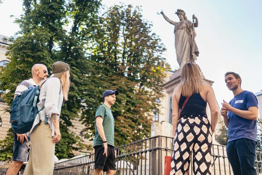 Milan: Street Food Walking Tour - Piazza San Sepolcro: stories between tastings
