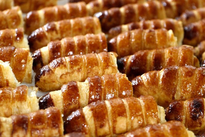 Milan: Sweet Delights Patisserie Tour by Do Eat Better - Panettone in the Broletto district