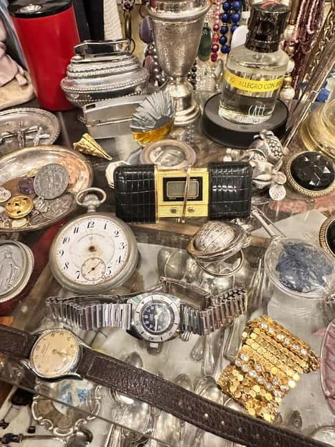 Milan: The Ultimate Vintage Shopping Guide - Antique shops for furniture, decor, and collectibles