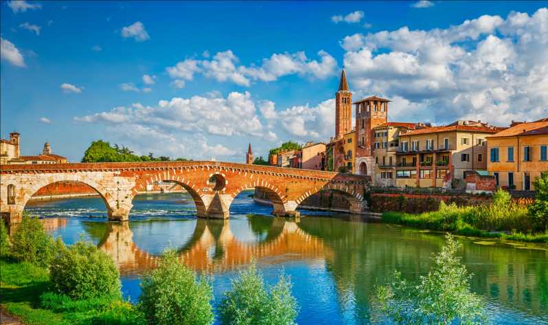Milan: Verona Day Tour with a Lake Garda Cruise to Sirmione - Leaving Milan for Verona