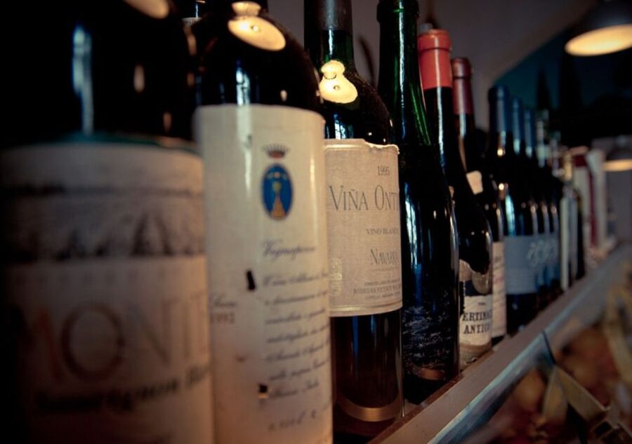 Milan Wine Tasting Experience - Reading the tasting from first pour to last bite