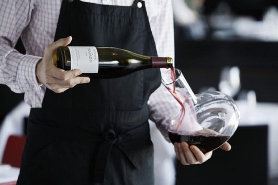 Milan: Wine Tasting Experience in the City Centre - Three Italian wines in 90 useful minutes