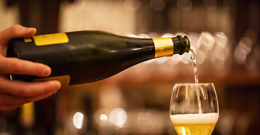 Milan: Wine Tasting Experience in the City Centre - La Dogana del Buongusto: a traditional wine-bar setting