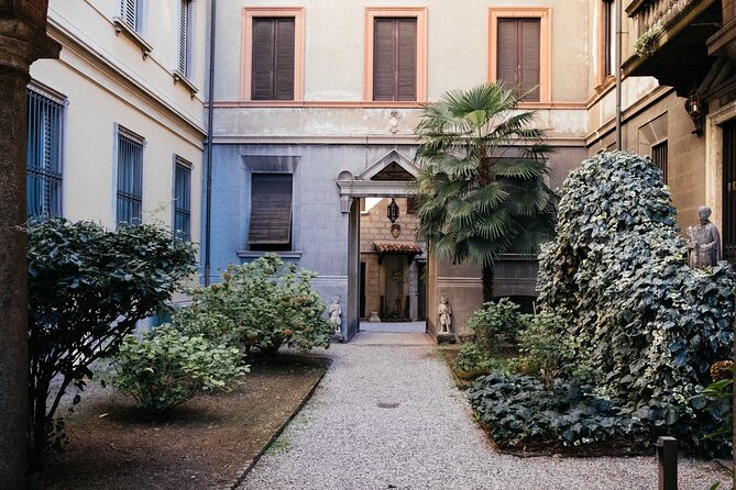 Private Milan Street Photography Walking Tour with an Artist - Porta Genova and Via Tortona for fashion and design