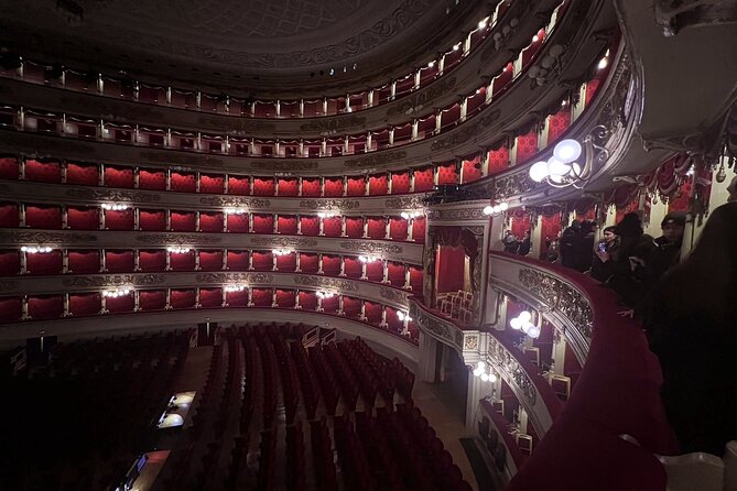 Skip the line La Scala Theatre Guided Tour Experience - Seeing the auditorium from a theatre box